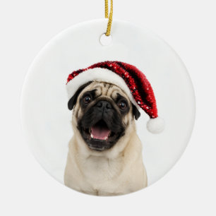 Glücklicher Pug mit funkelndem rotem Weihnachtsman Keramik Ornament
