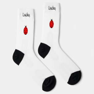 Glücklicher roter Marienkäfer auf weißen Socken
