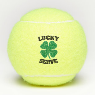 Glücklicher Serve mit Kleeblatt Tennisbälle