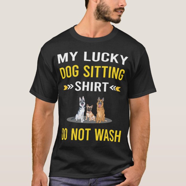 Glücklicher Shirt Hund Sitzen (Vorderseite)