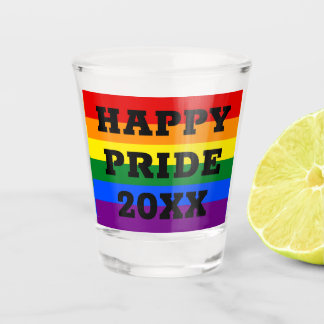 Glücklicher Stolz auf die LGBTQ-Regenbogenflagge i Schnapsglas