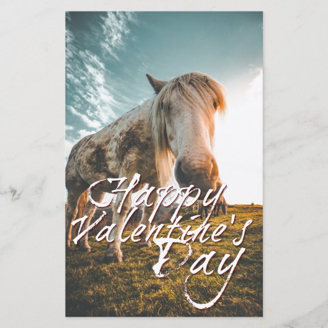 Glücklicher Valentinstag mit Blick auf Pferd (Vorderseite)