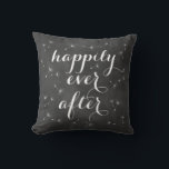 Glücklicherweise immer nach dem Kissen<br><div class="desc">Das Kissen wird durch zartes schwimmendes Samen und das Farbbandskript auf einem weichen Chalkboard-Hintergrund betont. Zum Glück immer wieder,  erinnert uns an Lüftungswünsche,  romantische Träume und Märchenendings,  die es perfekt für die Neuvermählten oder Hochzeitsschwestern machen. Scrollen Sie nach unten,  um andere koordinierende Kissen zu sehen.</div>