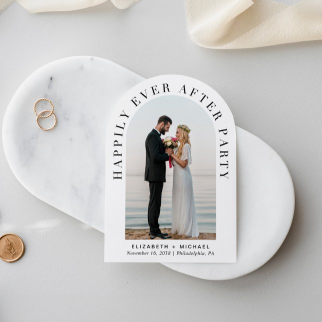Glücklicherweise immer nach dem Party Foto Arch We Einladung (Celebrate your love story with an invitation showcasing your favorite photo in an elegant arch frame)