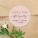 Glücklicherweise immer nach dem Party Hochzeit Blu Runder Aufkleber<br><div class="desc">Moderner,  rosa Aufkleber für Ihre Hochzeitsfeier oder Party Einladungen,  Gefallen und Korrespondenz mit "Happily Ever After Party" in einer Mischung aus Typografie und trendigem Drehbuch mit Swashes,  Vornamen und Datum.</div>