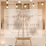 Glücklicherweise immer nach der Goldhochzeit Willk Acrylschild<br><div class="desc">Chic mattiertes Begrüßungsschild für Acrylhochzeiten mit "Welcome To Our Happily Ever After" in einer Mischung aus moderner Goldtypografie und einem eleganten Goldskript mit Swashes: "Wir sind so froh,  dass du hier bist",  deinen Namen und dein Hochzeitstag.</div>