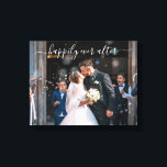 Glücklicherweise immer nach einer Hochzeit im eleg Leinwanddruck<br><div class="desc">Moderne Hochzeitsgalerie umhüllte Leinwände mit einem einfachen Design, das "glücklich immer danach" in einem eleganten, handgeschriebenen Schrift mit Schlacken über Ihr Foto zeigt. Sie können den Text auch in Ihren Namen ändern. Zeigen Sie Ihr Lieblingsfoto an Ihrem Empfang oder geben Sie es als Geschenk für ein frisch verheiratetes Paar zum...</div>