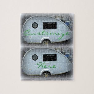 Glückliches Camping des Teardrop-Sinti und Puzzle