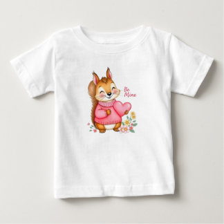Glückliches Eichhörnchen mit rosa Pullover hält ei