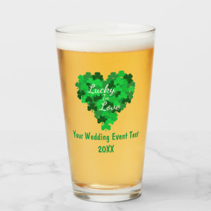 Glückliches Hochzeitsfest in der Liebe Glas