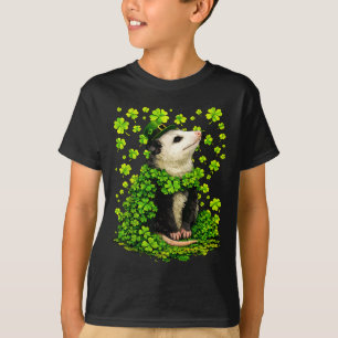 Glückliches Opossum mit Shamrocks Kleeblättern St. T-Shirt