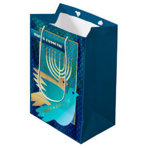 Glückliches Passahfest. Menorah und Mittlere Geschenktüte