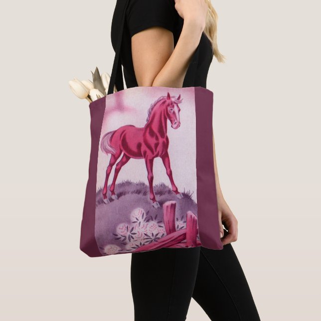 glückliches Pferd in Rosa (Von Nahem)
