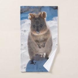 Glückliches Quokka auf dem Strand Handtuch