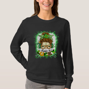 Glückliches, sorgloses Mädchen mit unordentlichem T-Shirt