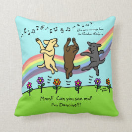 Glückliches tanzendes Labrador-Trio an der Kissen