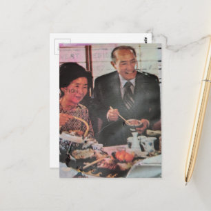 Glückliches Vintage-Paar beim Essen Postkarte