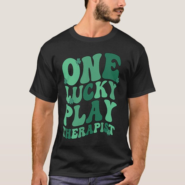 Glücksspieltherapeut St Patrick's Day Play Therapi T-Shirt (Vorderseite)