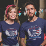 Glückwunsch 4. Juli Unabhängigkeitstag Typografie T-Shirt<br><div class="desc">Mit diesem patriotischen T - Shirt-Design mit der Happy 4. Juli Independence Grungy Day Typografie kommen Sie am 4. Juli in den patriotischen Geist.</div>