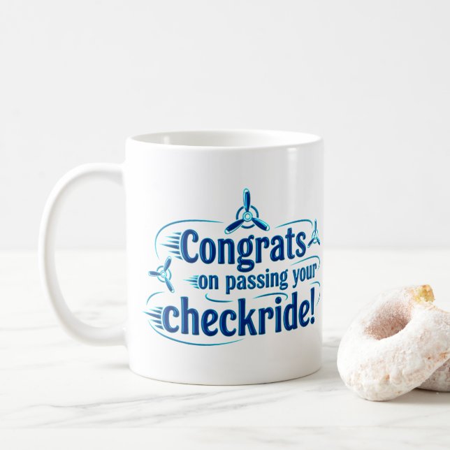 Glückwünsche, die an Ihrem Schachbrettfahrer vorbe Kaffeetasse (Mit Donut)
