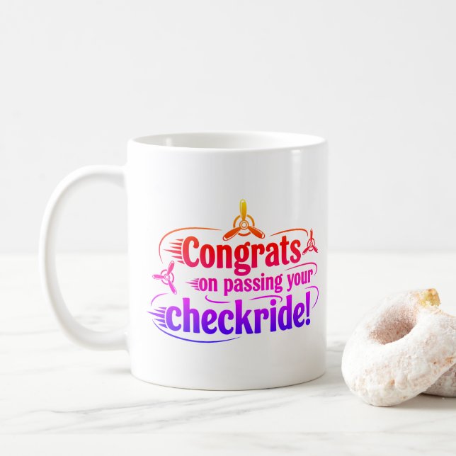 Glückwünsche, die an Ihrem Schachbrettfahrer vorbe Kaffeetasse (Mit Donut)