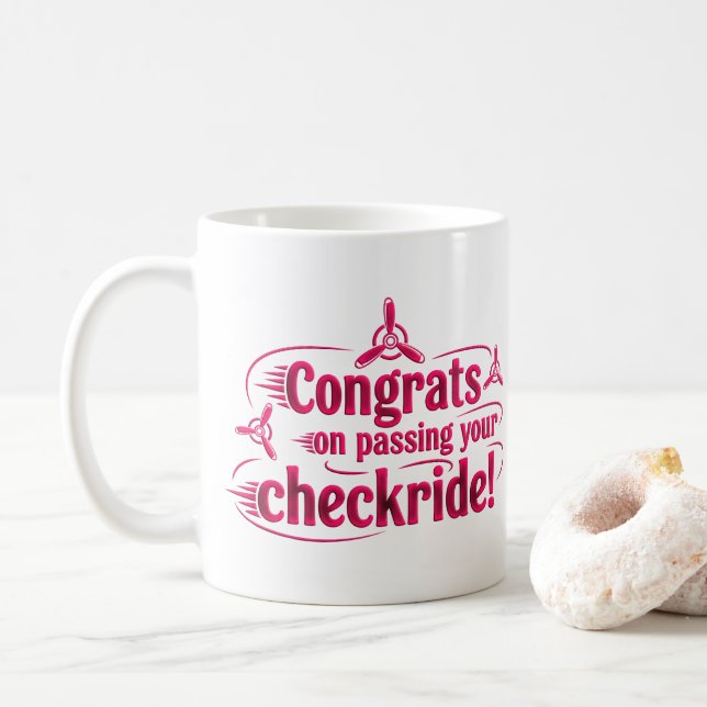 Glückwünsche, die an Ihrem Schachbrettfahrer vorbe Kaffeetasse (Mit Donut)
