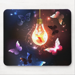 Glühbirne mit Nachtschmetterlingen Mousepad