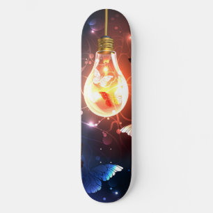 Glühbirne mit Nachtschmetterlingen Skateboard