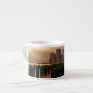 Glühen des Sonnenuntergangs während der Espressotasse