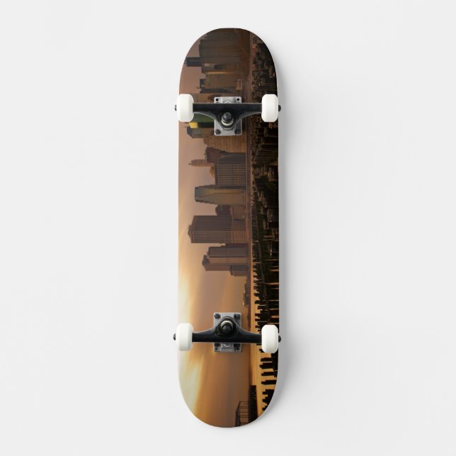 Glühen des Sonnenuntergangs während der Skateboard (Vorderseite)