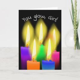 Glühende Birthday Kerzen auf schwarz Karte