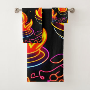 Glühende Flammensymbole auf dunkler Leinwand Badhandtuch Set