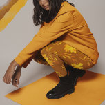 Glühende Herbstrückgänge Leggings<br><div class="desc">Herbstblätter in Rot und Gold sind auf braunem Hintergrund verstreut.</div>