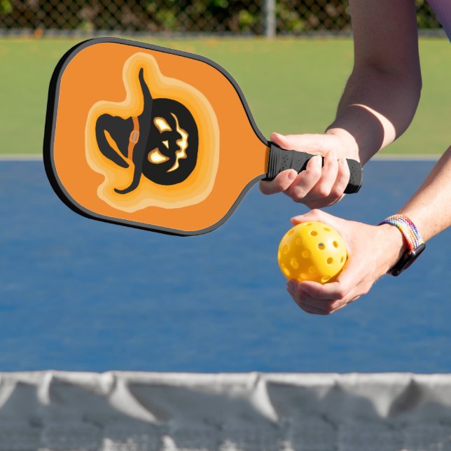 Glühende Kürbishexe auf Orange Pickleball Schläger (InSitu)