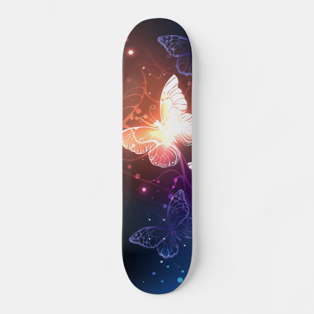 Glühende Nachtschmetterlinge Skateboard (Vorderseite)