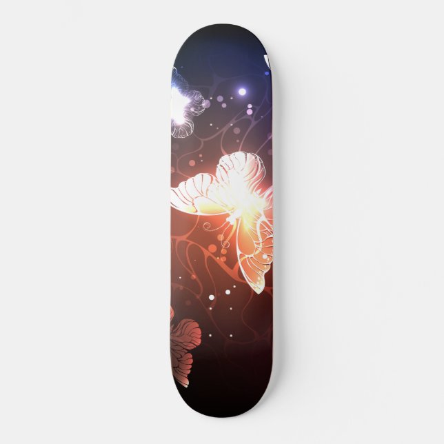 Glühende Nachtschmetterlinge Skateboard (Vorderseite)