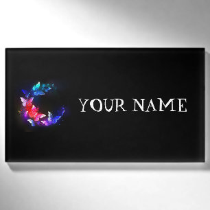 Glühende Neon-Nachtschmetterlinge auf schwarzem Hi Namenschild