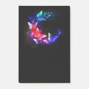 Glühende Neon-Nachtschmetterlinge auf schwarzem Hi Post-it Klebezettel