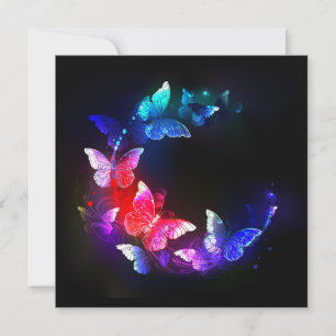 Glühende Neon-Nachtschmetterlinge auf schwarzem Hi Save The Date