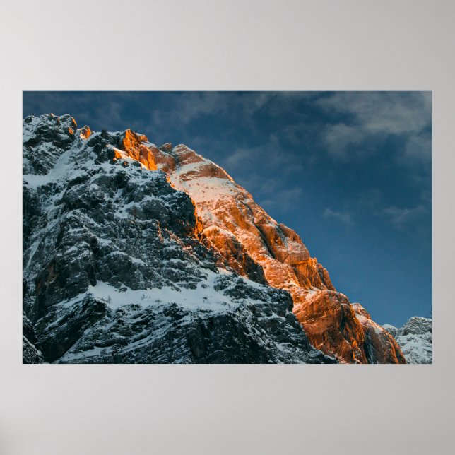 Glühender Berg bei Sonnenuntergang Poster (Vorne)