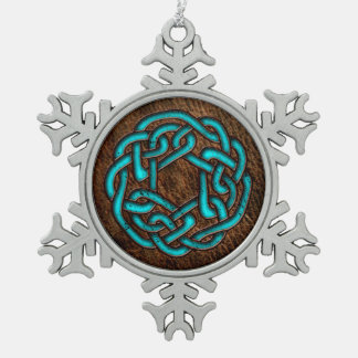 Glühender blauer keltischer Knoten auf lederner Schneeflocken Zinn-Ornament