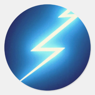 Glühender Donnerschlag über schwarzem Hintergrund Runder Aufkleber