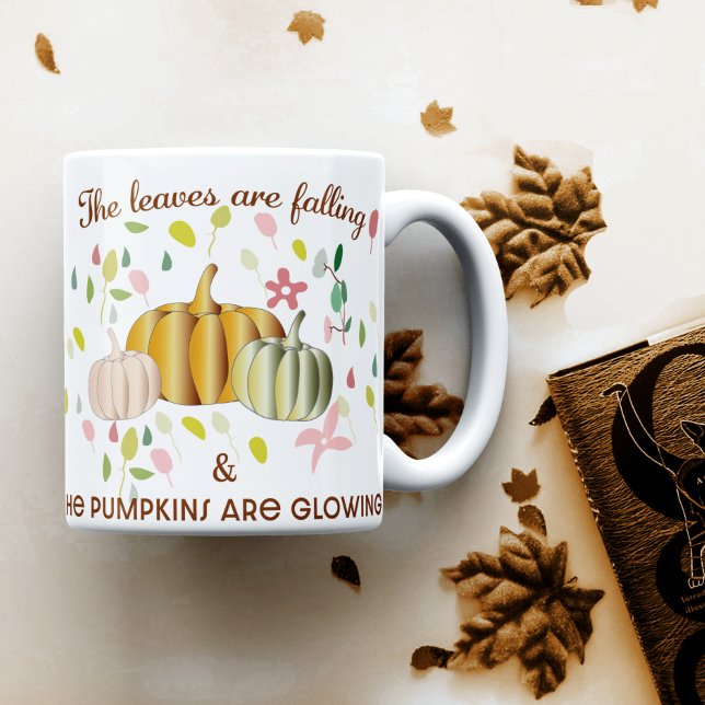 Glühender Kürbis und Herbst hinterlassen Blumendoo Kaffeetasse (Von Creator hochgeladen)