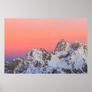 Glühender Sonnenuntergang und schneebedeckte Berge Poster