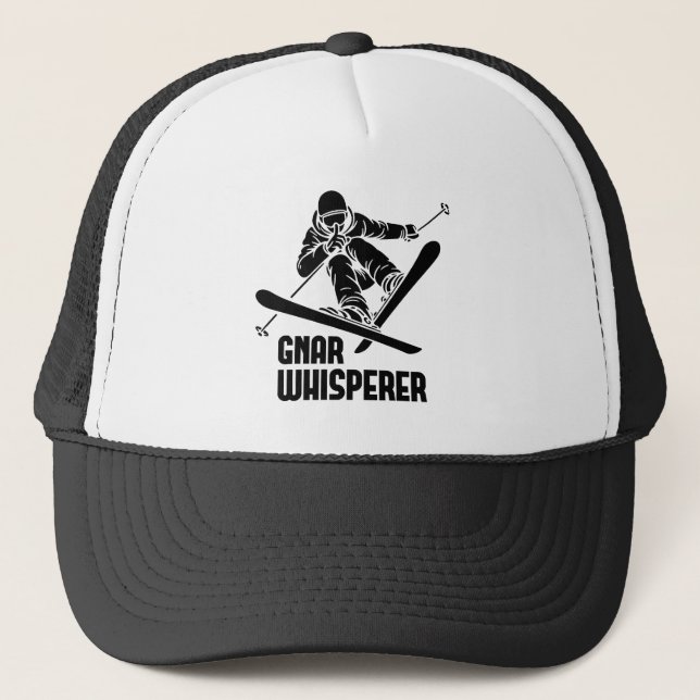 Gnar Whisperer Skiing Truckerkappe (Vorderseite)