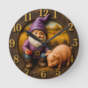 Gnom beim Füttern eines Schweins in einer Herbstla Runde Wanduhr