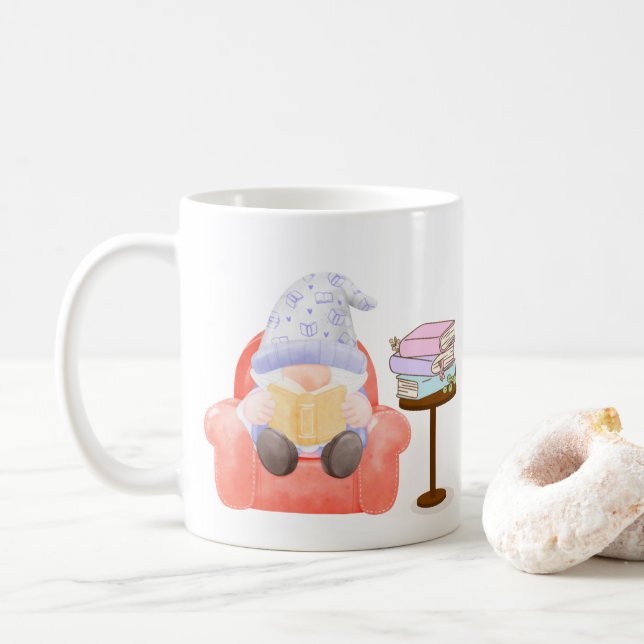 Gnom mit ein wenig Lektüre auf einer  Kaffeetasse (Mit Donut)