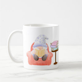 Gnom mit ein wenig Lektüre auf einer  Kaffeetasse