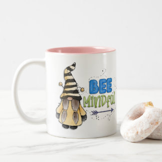 Gnome Bee Kind Zweifarbige Tasse
