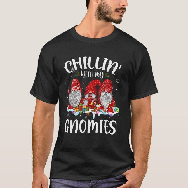Gnome Christmas Pajama Chillin' mit meinen Gnomen T-Shirt (Vorderseite)